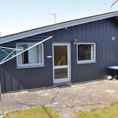 Three-bedroom In Feriehus *